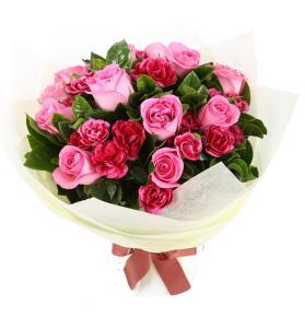Ramo de rosas y claveles envuelto para regalo de MGM