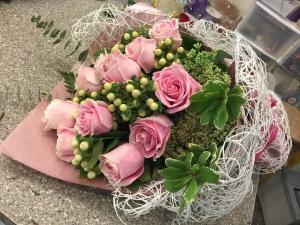 Bouquet de roses roses emballées dans un cadeau MGM