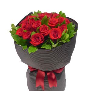 Bouquet emballé dans un cadeau de roses rouges MGM 18