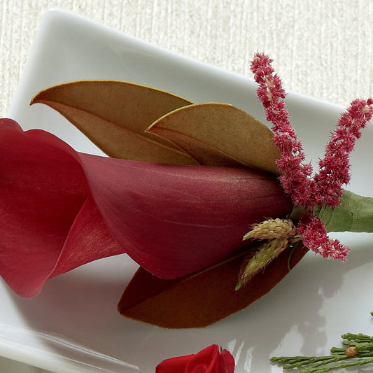 Boutonnière Calla Rouge