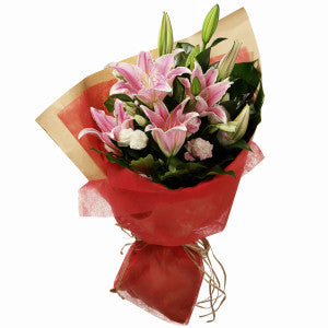 Bouquet de lys roses emballé dans un cadeau MGM