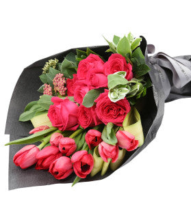 Bouquet de roses et de tulipes emballées dans un cadeau MGM